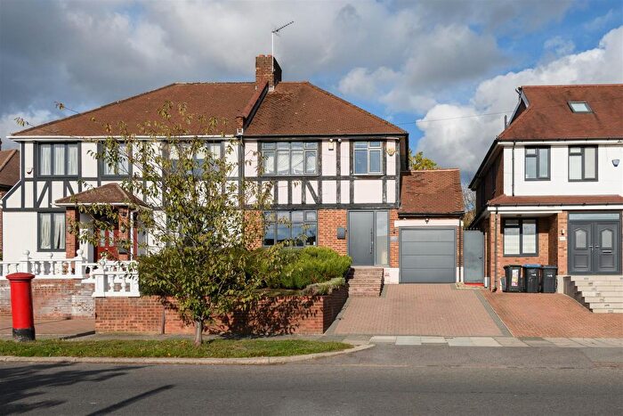 3 Bedroom Semi-Detached House For Sale In Morton Way, London, N14