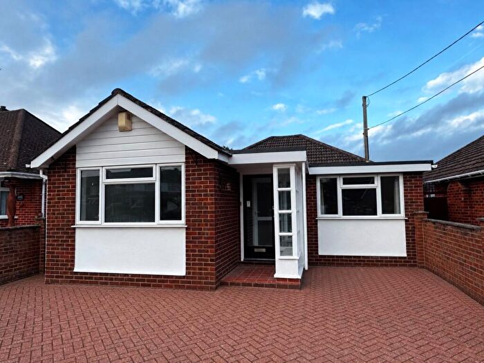 3 Bedroom Bungalow For Sale In Basingstoke Road, Three Mile Cross, Reading, Berkshire, RG7