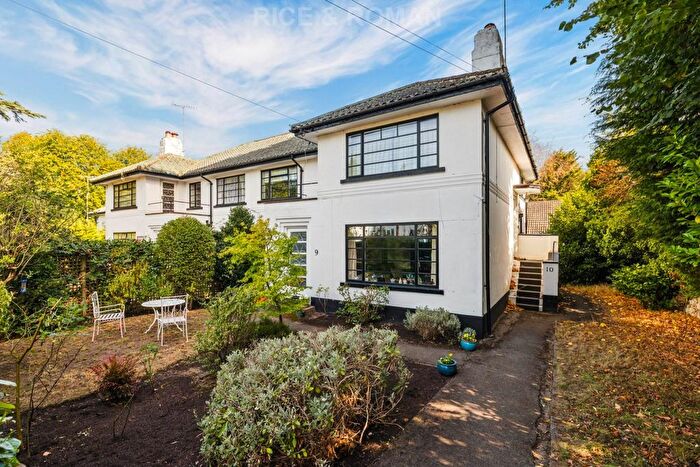 2 Bedroom Flat For Sale In Broomfield Park, Sunningdale, SL5