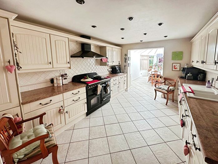 3 Bedroom End Of Terrace House For Sale In Meadow Lane, Wolverhampton, WV5