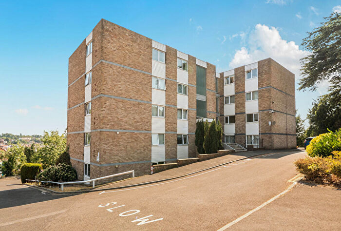 2 Bedroom Apartment For Sale In Westover Gardens, Bristol, Somerset, BS9