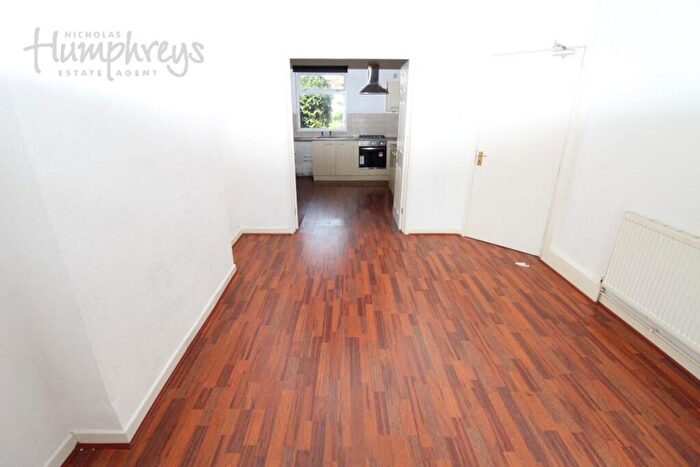 1 Bedroom Apartment To Rent In Evelyn Road - - Viewings, B11
