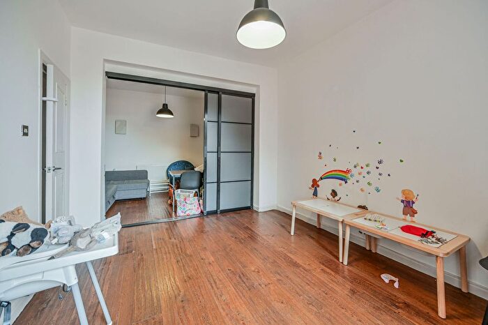 2 Bedroom Maisonette For Sale In Archway Road, Highgate, London, N6