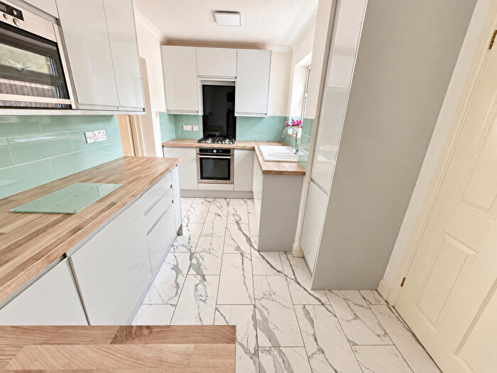3 Bedroom Terraced House For Sale In Kingshill Road, Swindon, SN1