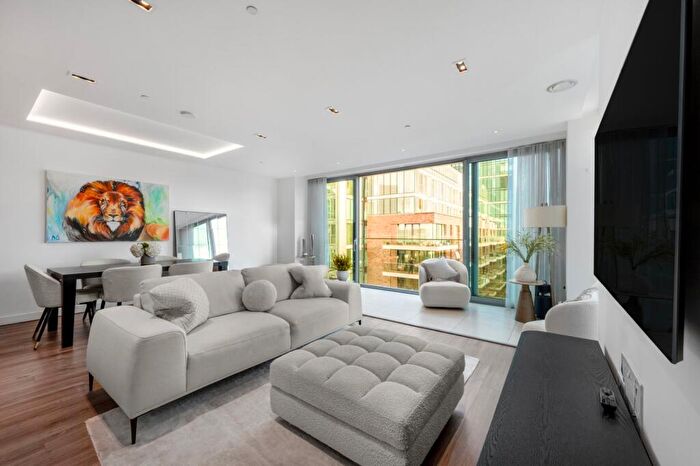 3 Bedroom Flat To Rent In Satin House, Piazza Walk, E1