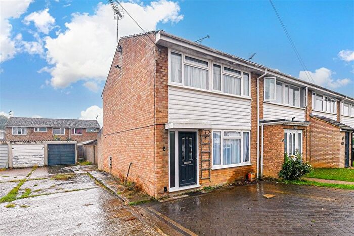 3 Bedroom Semi-Detached House For Sale In Knaves Acre, Headcorn, Kent, TN27