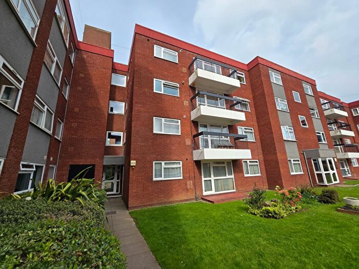 2 Bedroom Flat To Rent In Grange Gardens, London, N14
