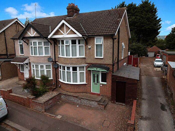 3 Bedroom Semi-Detached House For Sale In Alton Road, Luton, Bedfordshire, LU1