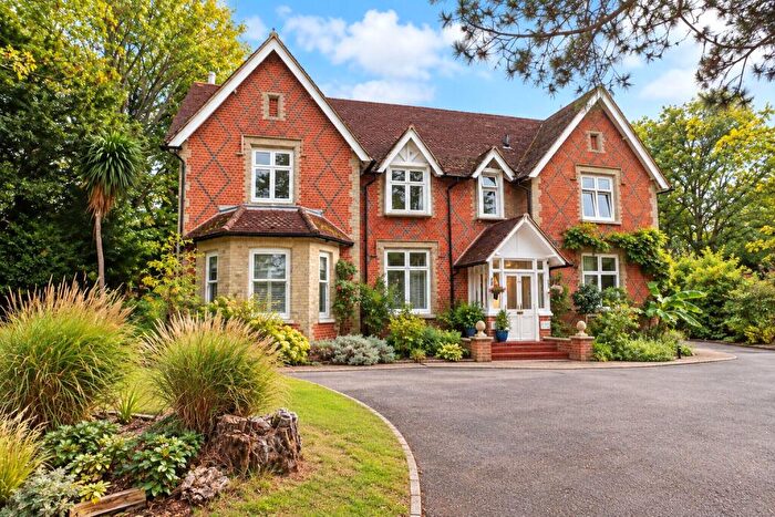 1 Bedroom Maisonette For Sale In Jackmans Lane, Woking, Surrey, GU21