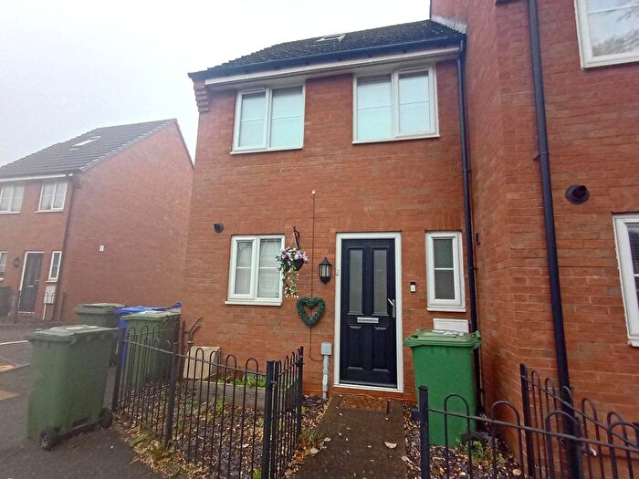3 Bedroom Semi-Detached House To Rent In Hednesford Road, Cannock, WS11