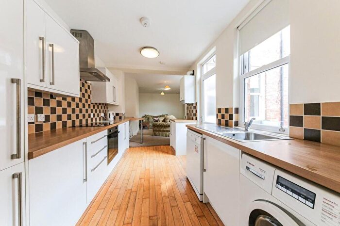 3 Bedroom House Of Multiple Occupation To Rent In Buston Terrace - Bedrooms - £Pppw, NE2