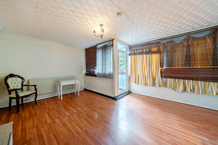 3 Bedroom Apartment For Sale In Marchwood Close, London, SE5