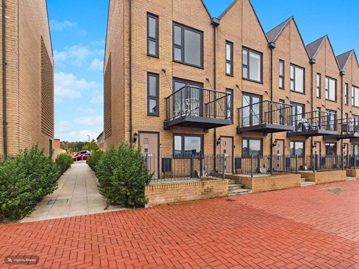 3 Bedroom End Of Terrace House For Sale In Quarterdeck Walk, Chatham, Kent, ME4