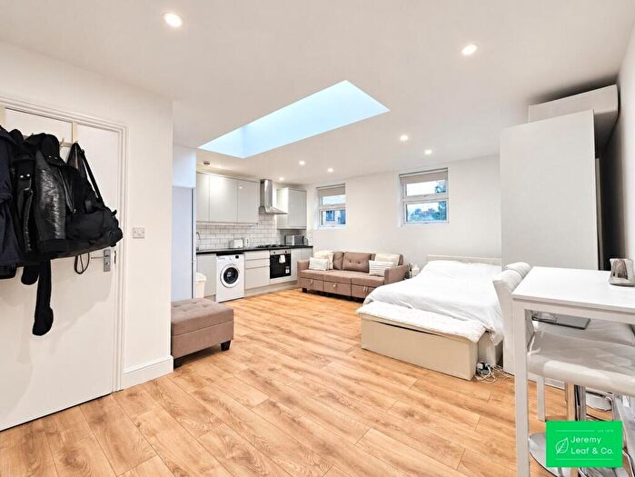 Studio To Rent In Limerick Mews, London, N2