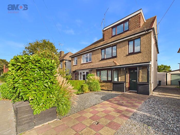 3 Bedroom Semi-Detached House For Sale In Greensward Lane, Hockley, Essex, SS5