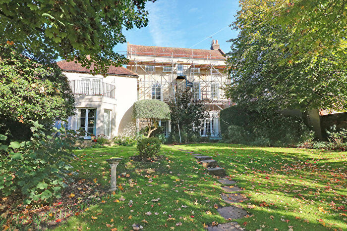 1 Bedroom Flat To Rent In West Pallant, Chichester, PO19