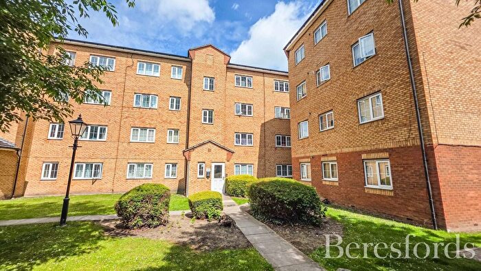 1 Bedroom Flat For Sale In Wellington House, Gidea Park, RM2