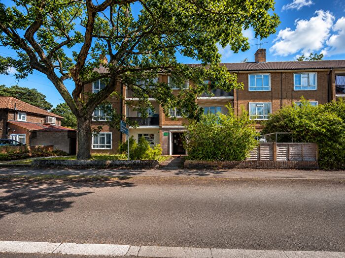 2 Bedroom Flat For Sale In Woking, GU21