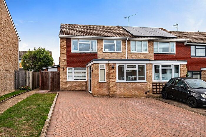 3 Bedroom End Of Terrace House For Sale In Kingfisher Drive, Yateley, Hampshire, GU46