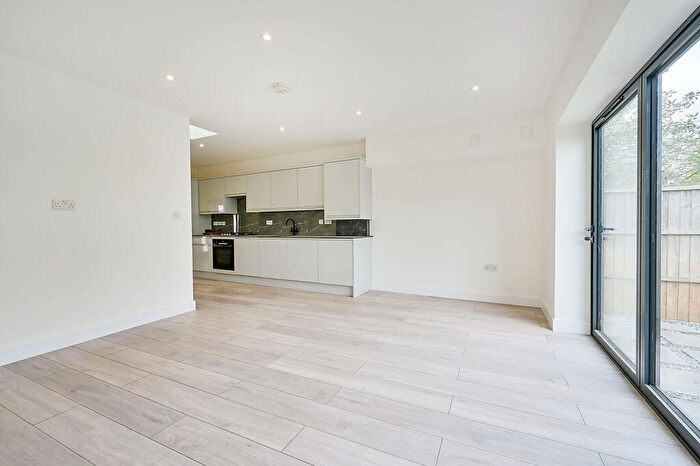 1 Bedroom Bungalow To Rent In Kent Way, Surbiton, KT6