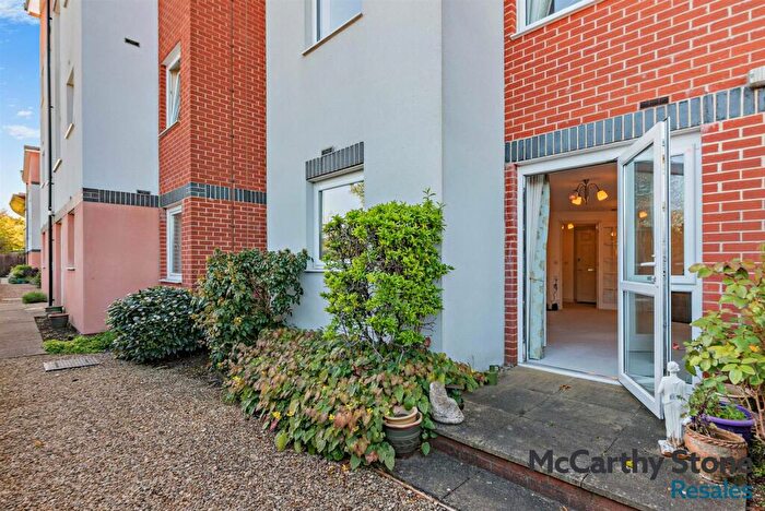 1 Bedroom Apartment For Sale In Benedict Court, Western Avenue, Newbury, Berkshire, RG14