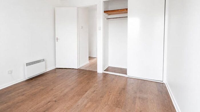 2 Bedroom Flat To Rent In Gloucester Court, Middlesex Road, Mitcham, CR4