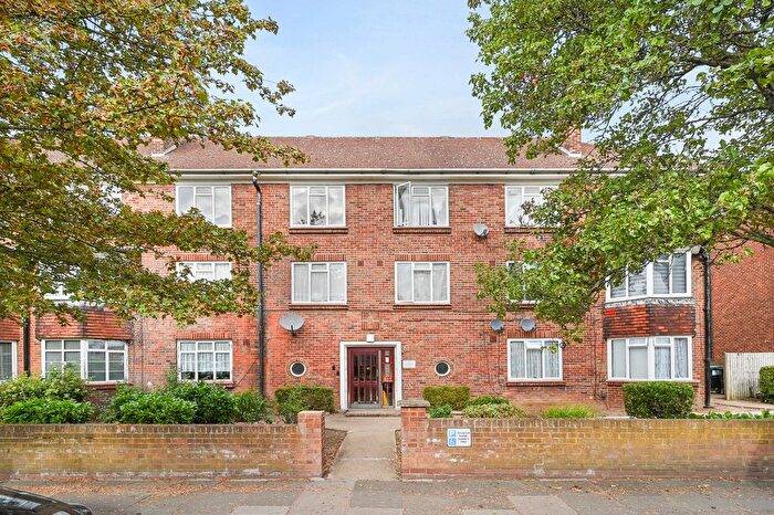 3 Bedroom Flat For Sale In Bromley Lodge, London, W3
