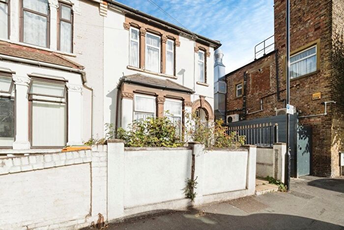 3 Bedroom End Of Terrace House For Sale In Carlyle Road, Manor Park, London, E12