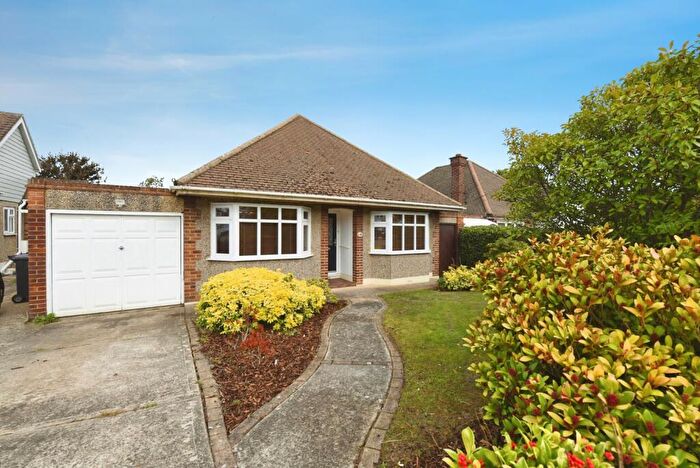 3 Bedroom Bungalow For Sale In Picton Close, Rayleigh, Essex, SS6