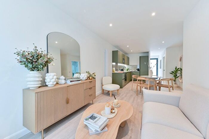 3 Bedroom Flat To Rent In Rufus Lodge, Earlsfield, Wimbledon, SW18