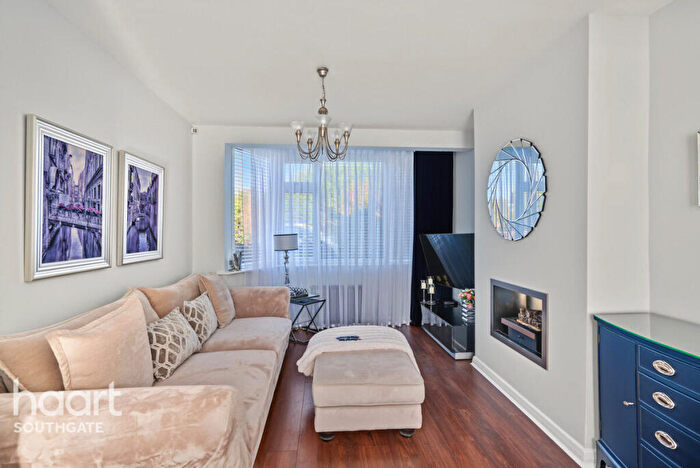 3 Bedroom Semi-Detached House For Sale In Pevensey Avenue, Enfield, EN1