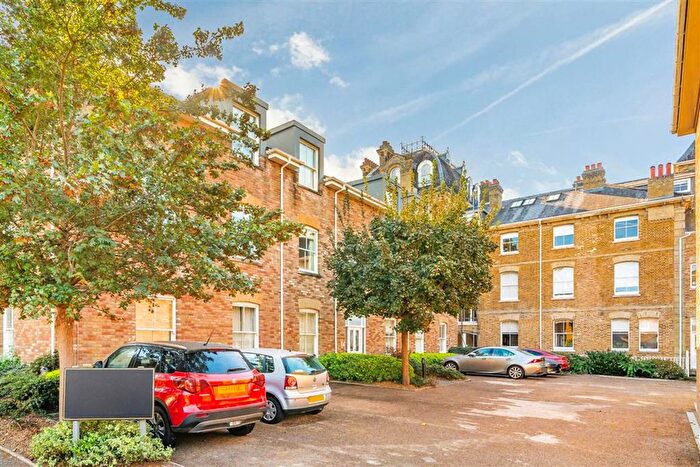 2 Bedroom Flat To Rent In Langdon Park, Teddington, TW11