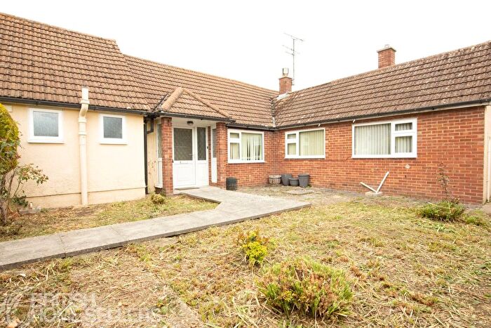 5 Bedroom Bungalow For Sale In Middle Road, Aylesbury, Buckinghamshire, HP21