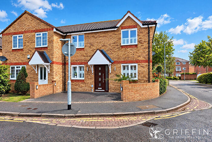 3 Bedroom Semi-Detached House For Sale In Danbury Crescent, South Ockendon, RM15