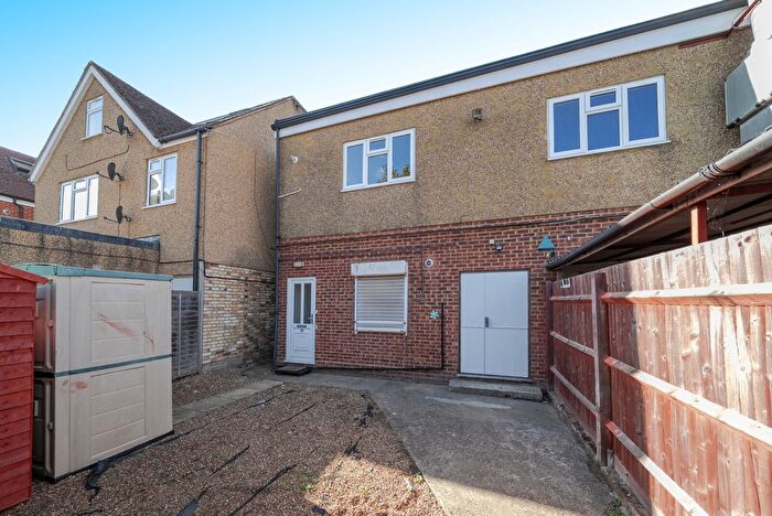 1 Bedroom Flat To Rent In High Street, Shepperton, Surrey, TW17