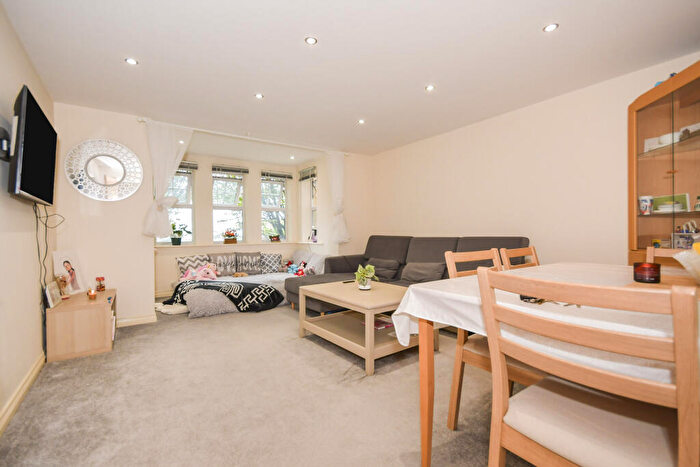 2 Bedroom Flat For Sale In Spinner Croft, Chesterfield, S40