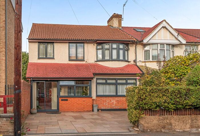 4 Bedroom End Of Terrace House For Sale In Parsonage Lane, Enfield, EN2