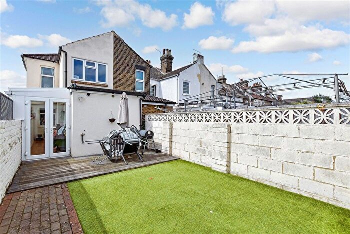 3 Bedroom End Of Terrace House For Sale In Portland Place, Snodland, Kent, ME6
