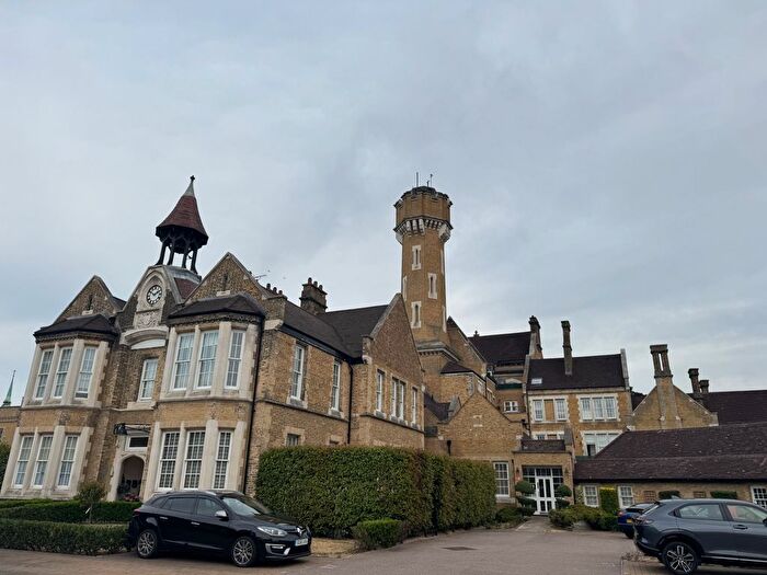 3 Bedroom Flat For Sale In Chapel Drive, Dartford, DA2