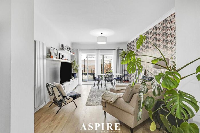 2 Bedroom Flat For Sale In Kings Road, Westcliff-On-Sea, SS0