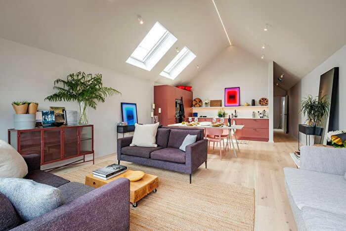 2 Bedroom Flat For Sale In Harts Yard, Farnham, Surrey, GU9
