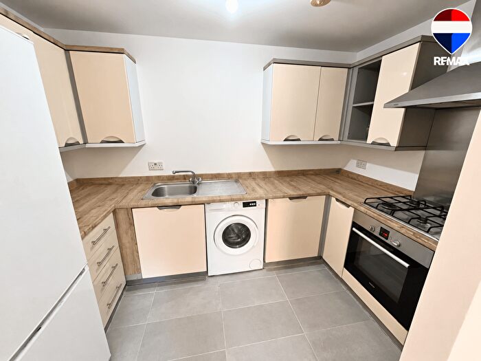 2 Bedroom Flat To Rent In Piper Way, Ilford, IG1