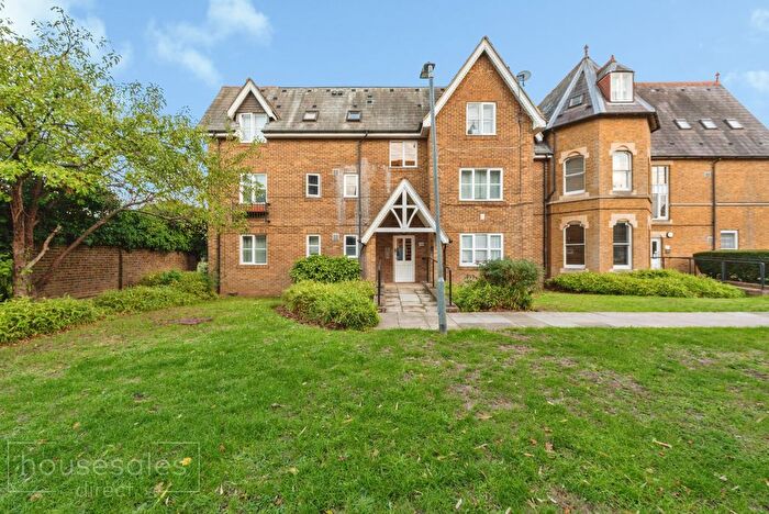1 Bedroom Flat For Sale In John Barter House Church Close, Hounslow, TW3