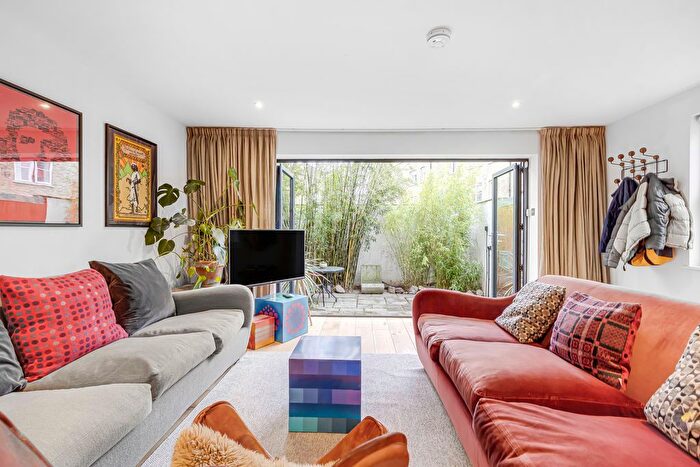 4 Bedroom Mews For Sale In Nightingale Mews, Bow, E3