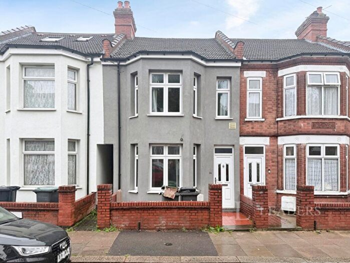 3 Bedroom Terraced House For Sale In Avondale Road, Luton, Bedfordshire, LU1