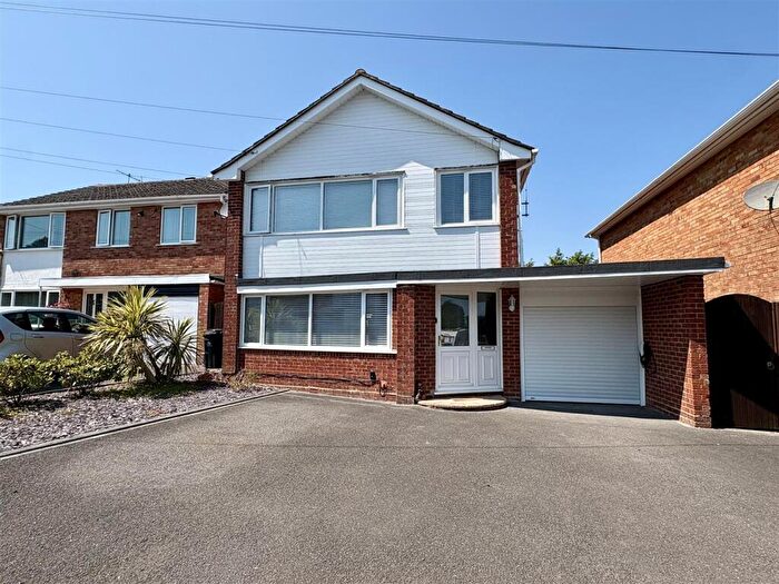 Detached House For Sale In Locksley Drive, Ferndown, BH22