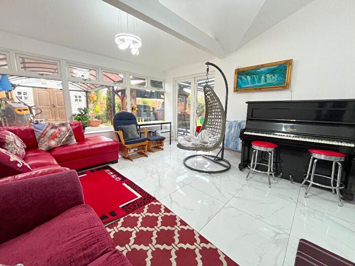4 Bedroom Detached House For Sale In Windrush Drive, Oadby, Leicester, Leicestershire, LE2