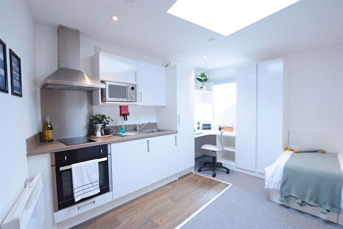 Studio To Rent In / - Fitzwilliam Place - Apartment - Student Only, LN5