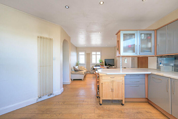 3 Bedroom Maisonette For Sale In Sussex Ring, Woodside Park, London, N12