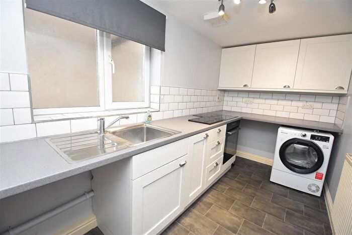 Terraced House To Rent In Station Road, Cullompton, EX15